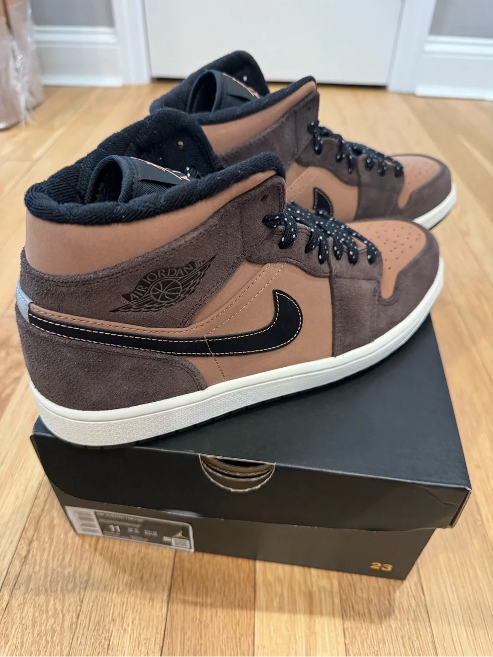 Nike Air Jordan 1 Mid SE Sneakers in Dark Chocolate/Crimson Bliss NWB